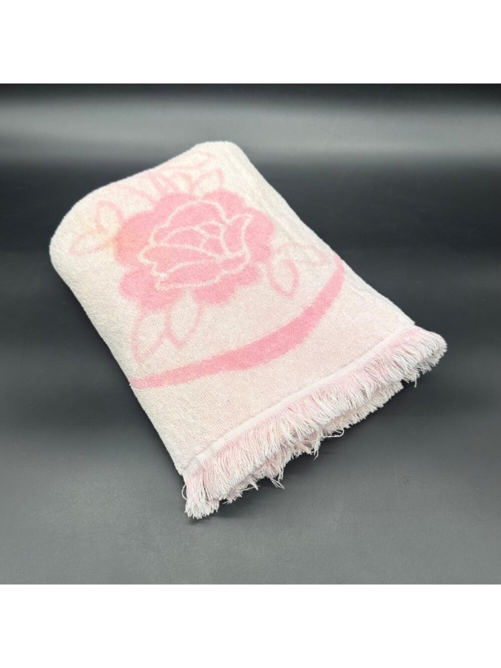 Vintage Pink Rose Sculpted Bath Towel Floral Fringed Edges Mid Century Retro